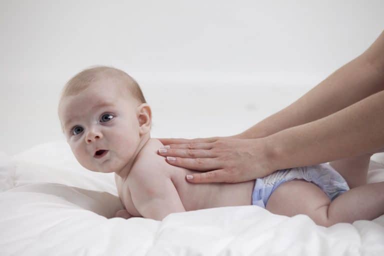 Massage de bébé : et si vous vous rendiez à un atelier ?