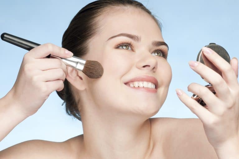 Maquillage et soins : les produits à éviter pendant la grossesse