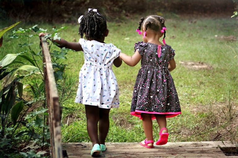 Pour grandir en bonne santé, les enfants doivent rester moins assis et jouer plus