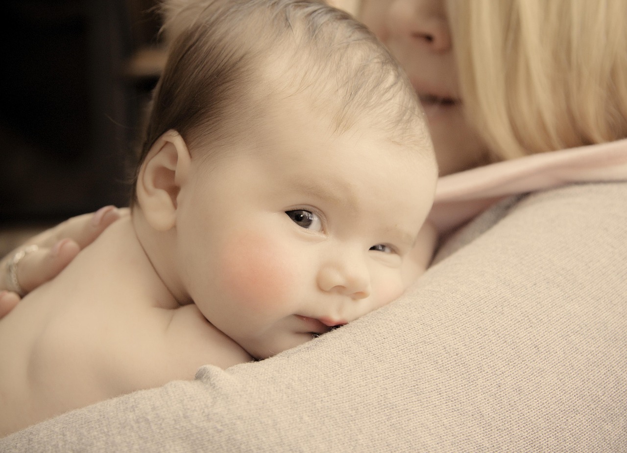 Comment se passe les premiers câlins de bébé ?