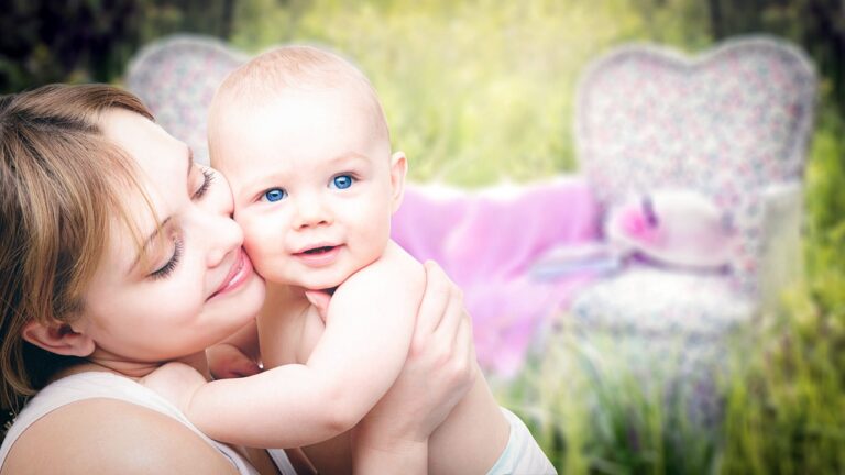 Comment être une maman bienveillante en accompagnant bébé avec douceur ?