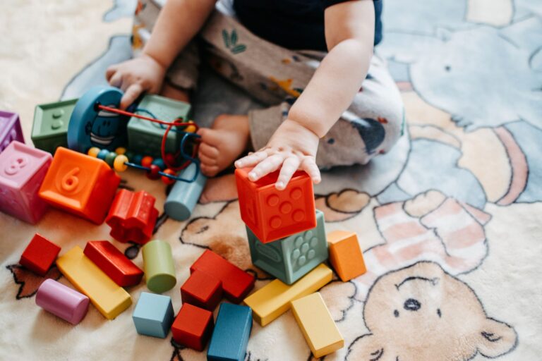 Comment favoriser les apprentissages de bébé à travers le jeu ?