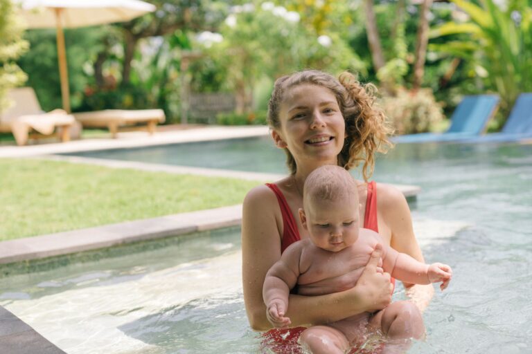 Comment favoriser la complicité entre maman et bébé lors du bain ?