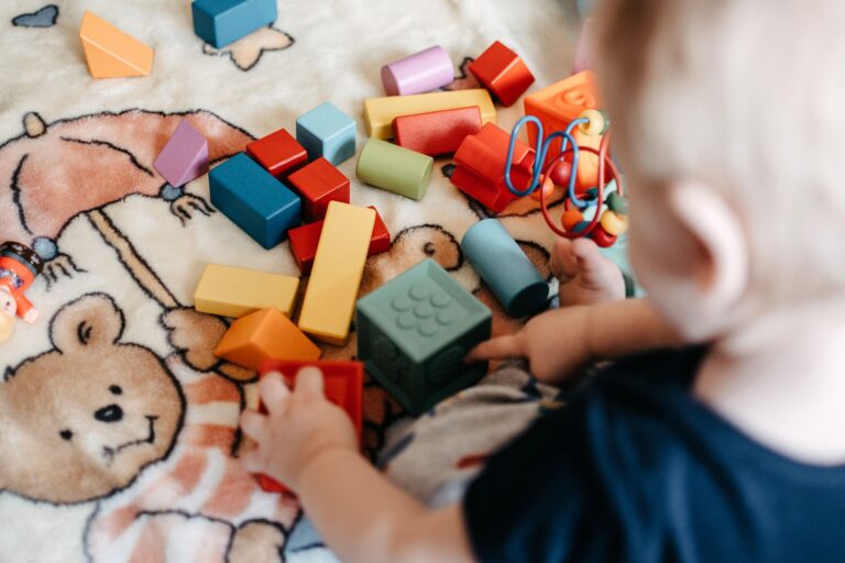Comment accompagner bébé dans sa découverte du monde ?