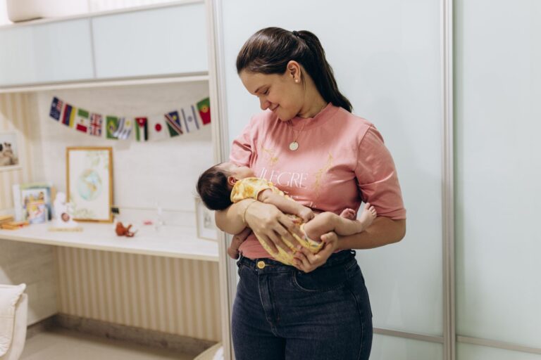 Comment accompagner un bébé en quête d&rsquo;autonomie tout en soutenant une maman émue ?