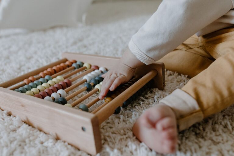 Comment accompagner bébé dans son apprentissage sensoriel en douceur ?
