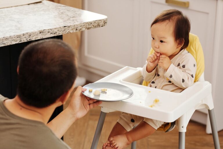 Quand commencer la diversification alimentaire de bébé ?