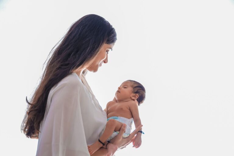 Pourquoi le bébé rieur est-il un enchantement de chaque instant pour maman ?