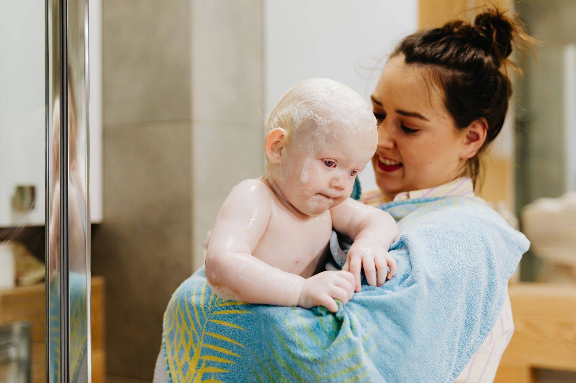 Comment favoriser la complicité entre maman et bébé lors des moments de tendresse au bain ?