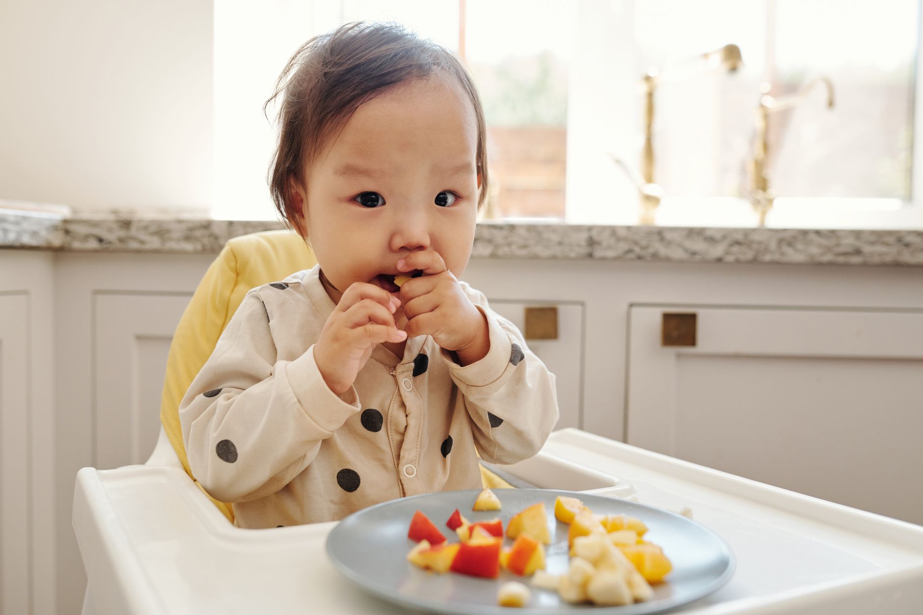 Comment initier bébé aux plaisirs culinaires ?