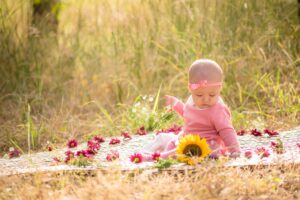 Comment bébé explore-t-il son environnement et fait-il des découvertes fascinantes ?
