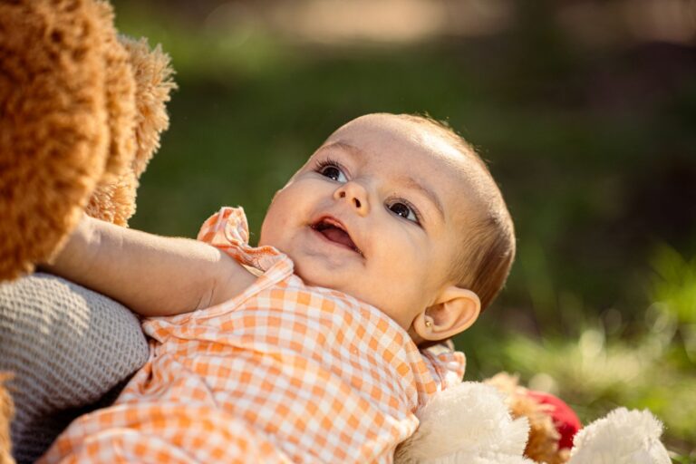 Comment encourager les explorations curieuses de bébé avec bienveillance ?