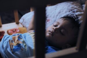 Comment aider bébé à mieux dormir : conseils pour une vie de famille sereine ?