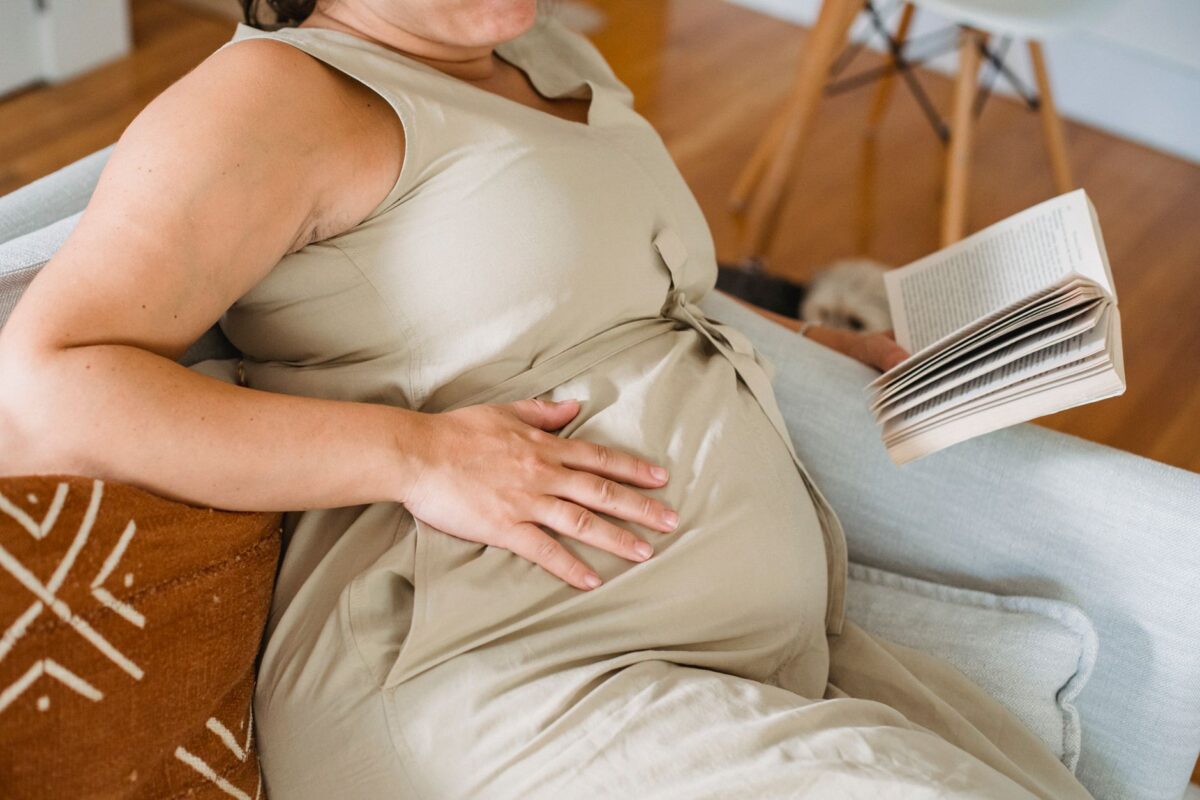 Polluants du quotidien et grossesse, ce que l’étude dit du QI des enfants