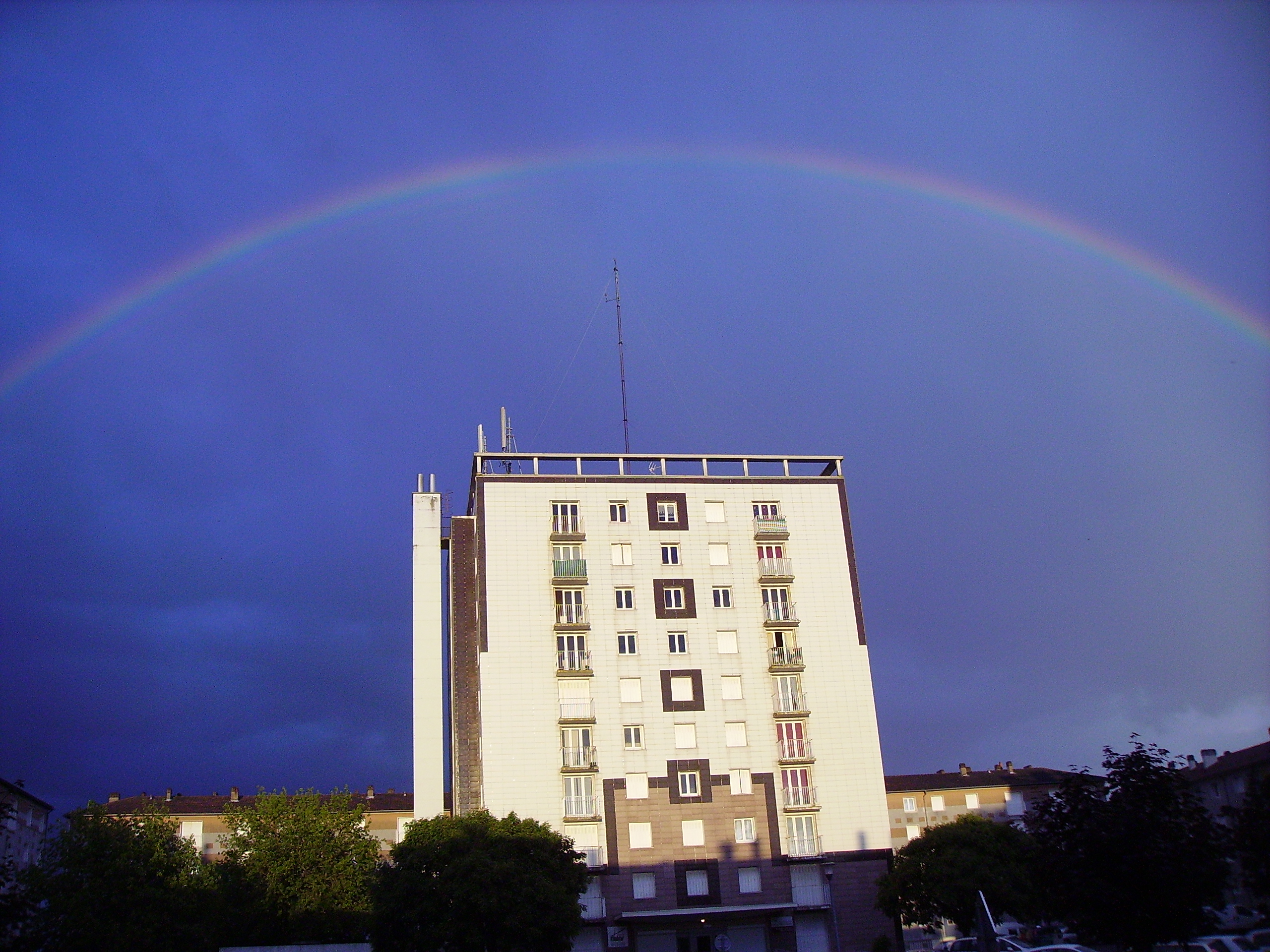 Immeuble résidentiel sous un arc-en-ciel