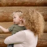 Dire non à un bisou de la grand-mère, un droit pour l’enfant ?