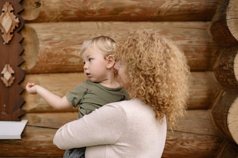 Dire non à un bisou de la grand-mère, un droit pour l’enfant ?