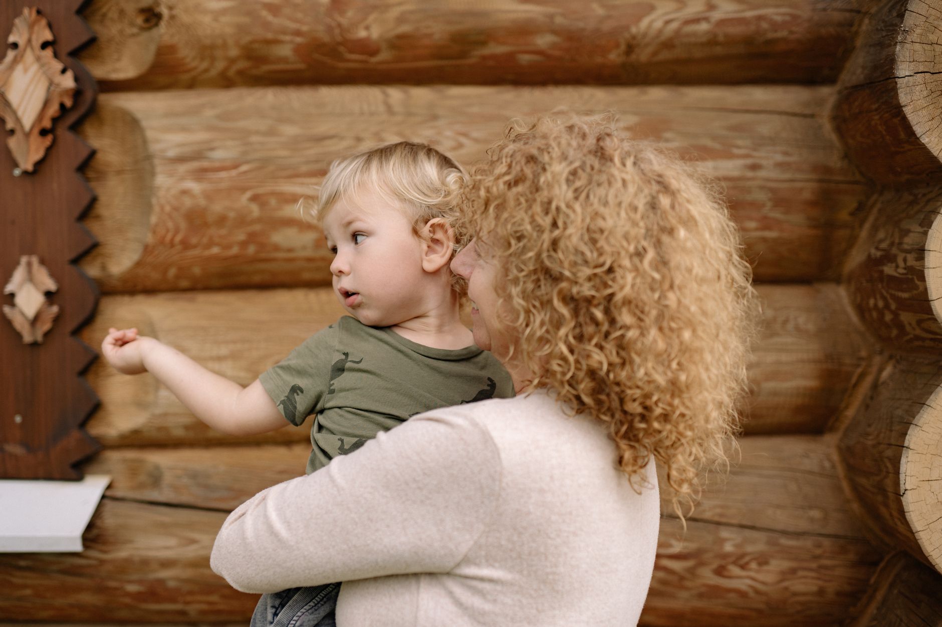Dire non à un bisou de la grand-mère, un droit pour l’enfant ?