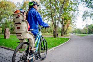 Une étiquette cousue sur le harnais du siège vélo Hamax Buddy inquiète Decathlon
