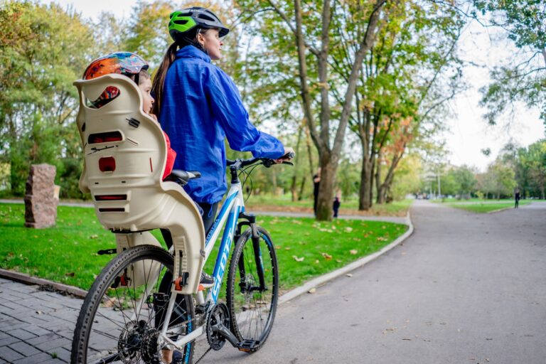 Une étiquette cousue sur le harnais du siège vélo Hamax Buddy inquiète Decathlon