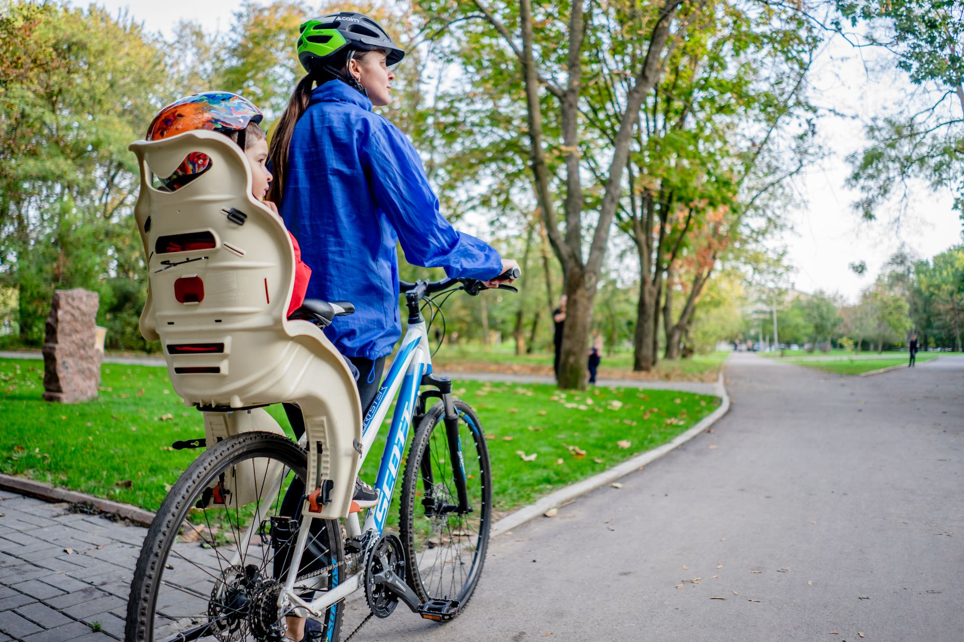 Une étiquette cousue sur le harnais du siège vélo Hamax Buddy inquiète Decathlon
